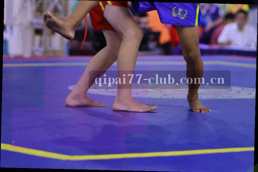 桌面上的文档与平板设备局部，暖光侧照，无人物面部